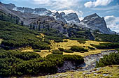 Parco Naturale Fanes-Senes-Braies. Escursione al Rifugio Fanes. Salita verso il Passo Tadega. Alle nostre spalle ci lasciamo le Cime Fanis, Cima Scotoni  e Cima del Lago. 